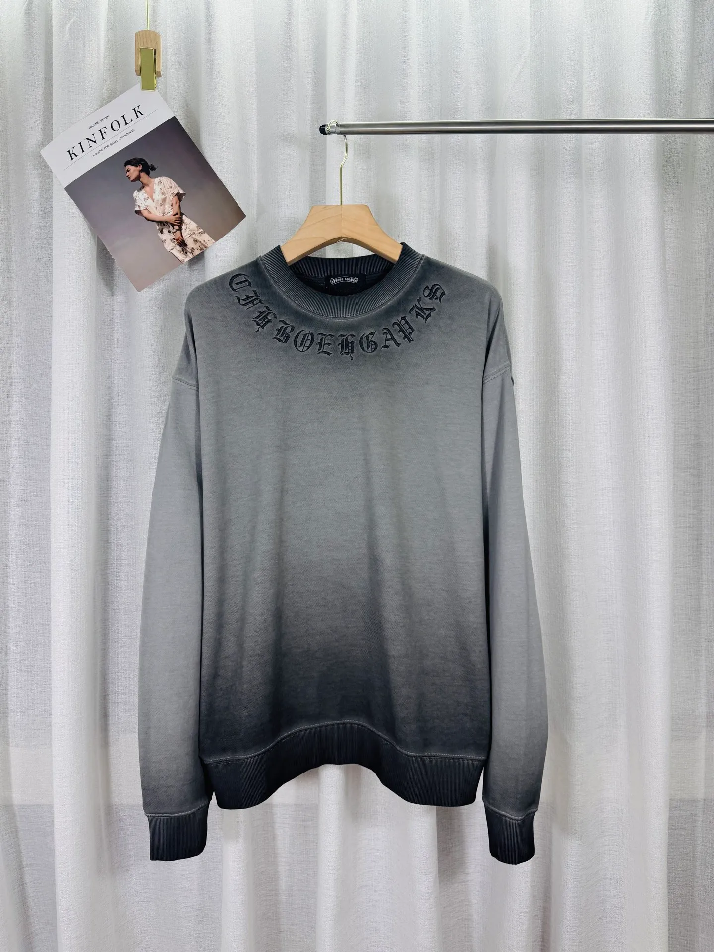 P280 top version, real shot without P, ​​different from market currency) 𝗖𝗵𝗿𝗼𝗺𝗲 𝗛𝗲𝗮𝗿𝘁𝘀/Cro Heart 2025 washed patch embroidery autumn and winter new original single counter American laser burnt 3D three-dimensional color embroidery couple casual sweatshirt 👑The highest version! Customized fabric 430g tripe terry fabric! American acid-washed and distressed original fabric laser burnt ✟appliqué embroidery and exquisite embroidery of letters! The best-selling model in the counter, very comfortable to wear. Accessories: original molded and authenticated collar label➕100% silk wash label. Genuine purchase-grade original hangtag➕matching hanging rope➕3D hanging beads➕original packaging bag. Craftsmanship: The original version has consistent wiring! The highest version of the armhole matching technique! Color: Red Black Size: S M L XL Style No.: 25-311